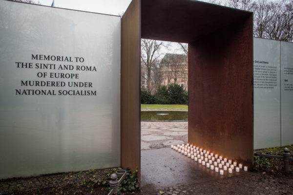 Beleuchtetes Denkmal, Foto Marko Priske